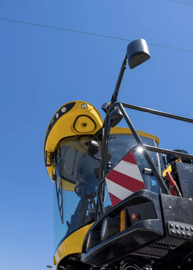 Cabine New Holland sur ensileuse automotrice Gilles Pro-DX et Pro-SL – Ets Michel Bellamy – Réussir Machinisme