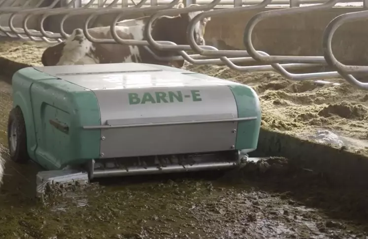 Robot racleur Barn-E en action