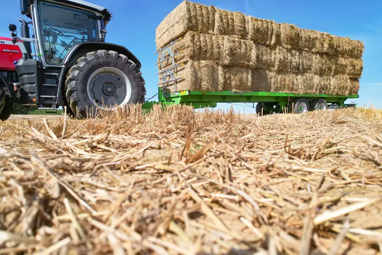 Les plateaux semi-portés offrent un bon report de charge sur le tracteur.