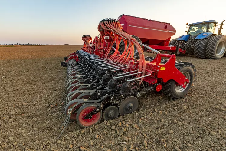 Chez Horsch, le semoir Serto SC (12 m) et le tout récent Taro SL (6 m) sont proposés avec des interrangs de 12,5 ou 15 cm ; soit 25 ou 30 cm en ne délivrant la semence qu'à une seule rangée d'éléments semeurs. La rigidité latérale de ces derniers est présentée comme un argument important pour garantir le respect de l'interrang.