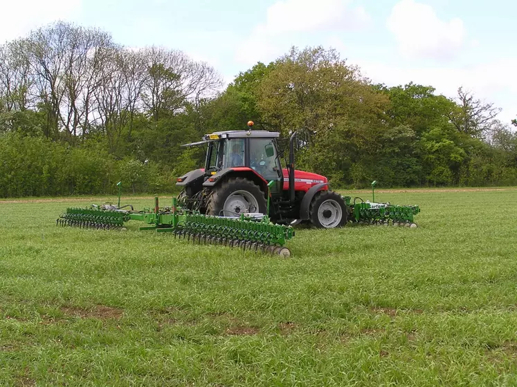 Même s'il existe des bineuses capables de concilier une différence de largeur avec le semoir (ici une combinaison Garford frontale et arrière triple, avec autant de caméras), la précision des GPS RTK reste trop aléatoire sur céréales et les contraintes économiques plaident pour maintenir la règle « largeur de semis = largeur de binage ».