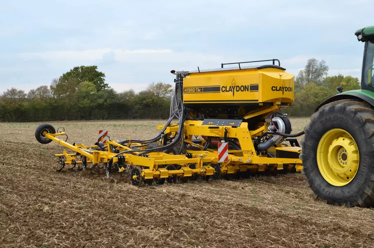 Si la présence de débris végétaux n'est pas souhaitable, les itinéraires simplifiés ne sont pas incompatibles avec le binage de céréales. Le britannique Claydon a ainsi conçu les bineuses TerraBlade en adéquation avec ses semoirs à dents Hybrid plaçant la semence en bandes tous les 32 cm.