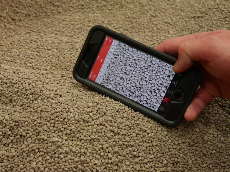 La caractérisation de l’engrais est facilitée par les images fournies par les applications sur smartphone, telles que Spreadset de Kuhn.