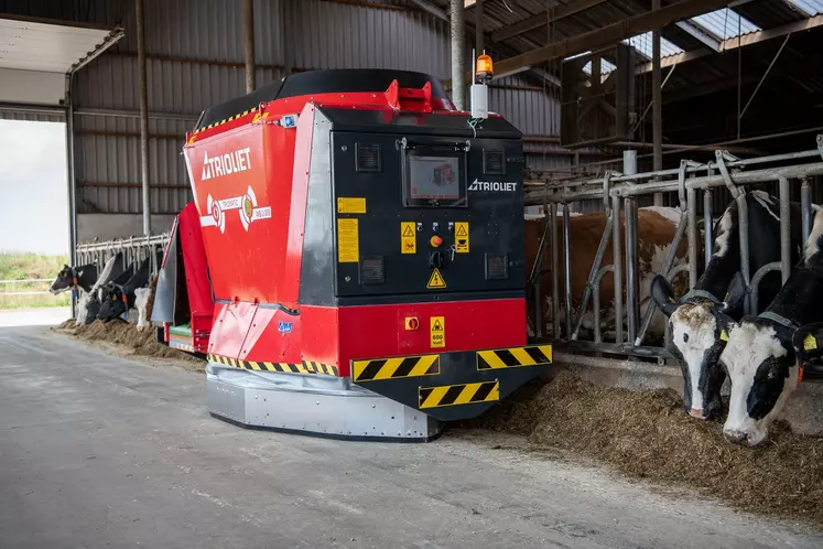 Le wagon sur roues de 3 m3 proposé par Trioliet mélange, distribue et repousse les rations. Le mélange est assuré par 2 vis, alimentées par des batteries qui se rechargent sur secteur lorsque le wagon se trouve au niveau de la cuisine.