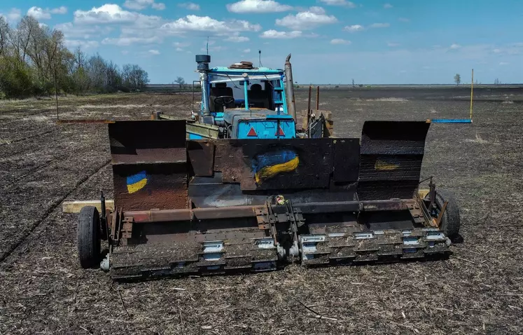 Un agriculteur ukrainien, Oleksandr Kryvtsov, a modifié et blindé un vieux tracteur pour déminer ses parcelles. 