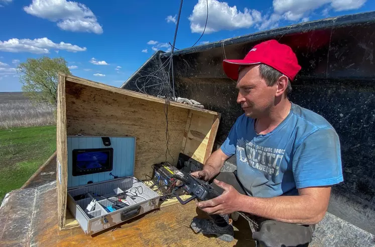 Un opérateur pilote le tracteur à distance. 