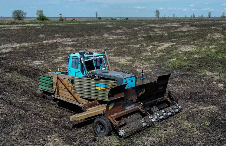 Le tracteur est équipé d'un rouleau servant à déclencher les mines éventuelles et protégé de tôles de blindage récupérées sur des véhicules militaires russes détruits.
