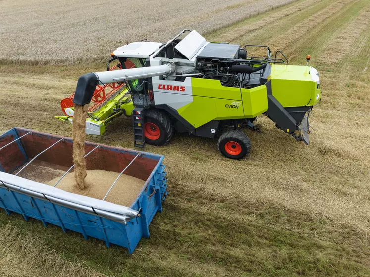 Claas lance les moissonneuses-batteuses Evion, qui succèdent aux Avero et petites Tucano.