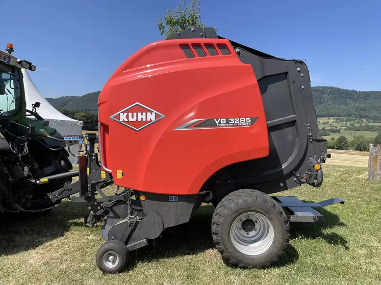 La presse à balles rondes Kuhn VB 3285 dispose au choix d'un ameneur à rouleaux ou d'un rotor sans sytème de coupe