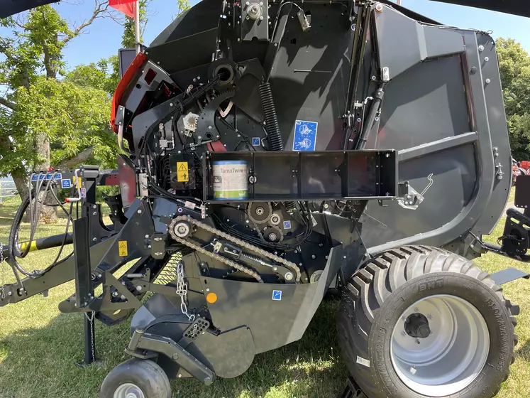 Les presses à balles rondes Kuhn VB 3260 et 3290 gagnent en robustesse avec des chaînes d’entraînement principale et du rotor redimensionnées, ainsi que des roulements renforcés supplémentaires pour six rouleaux fortement sollicités.