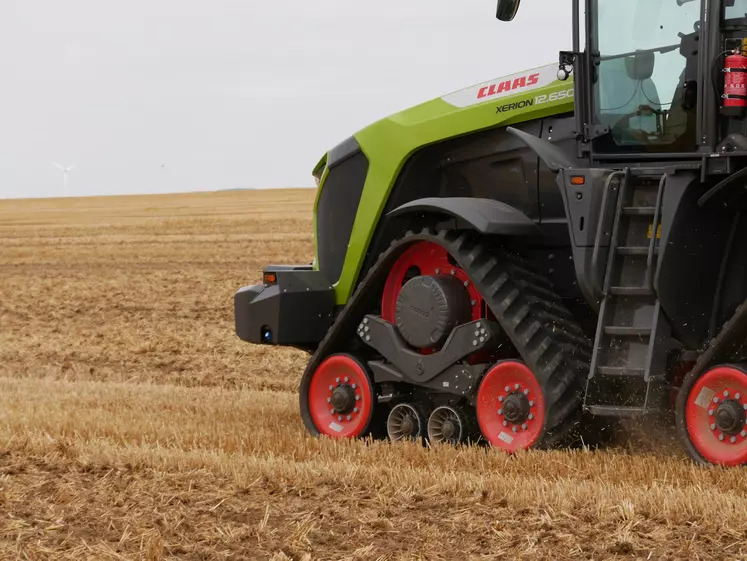 Les Xerion 12 inaugurent les nouvelles chenilles suspendues Terra Trac 400 disponibles en largeurs de 762 (largeur hors-tout inférieure à 3 m) ou 914 mm. L’entraînement ne s’effectue par contact et tension de chenilles, mais par des barbotins et des crans sur les chenilles. 