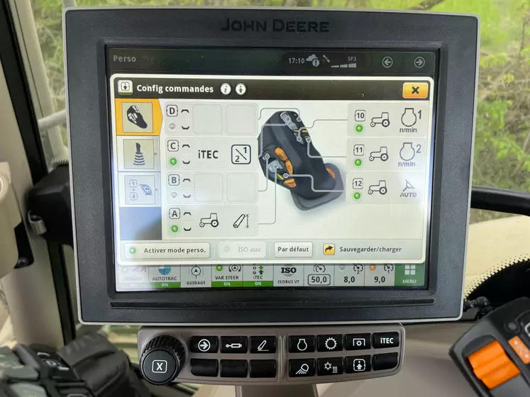 Le tracteur John Deere 6R 165 dispose d'une vue facilitant la configuration du joystick CommandPro.