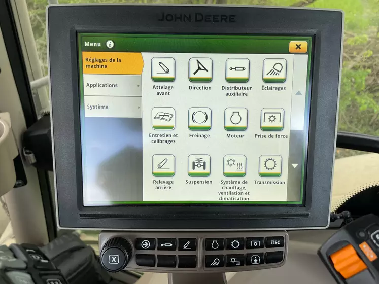 La navigation dans les menus du terminal du tracteur John Deere 6R 165 est assez intuitive.