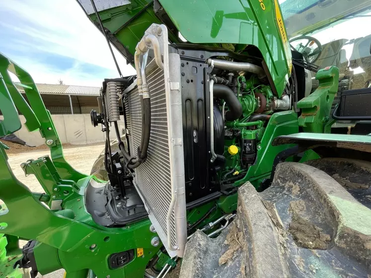 Il faut soulever le capot pour contrôler le niveau d'huile moteur  du tracteur John Deere 6R 150