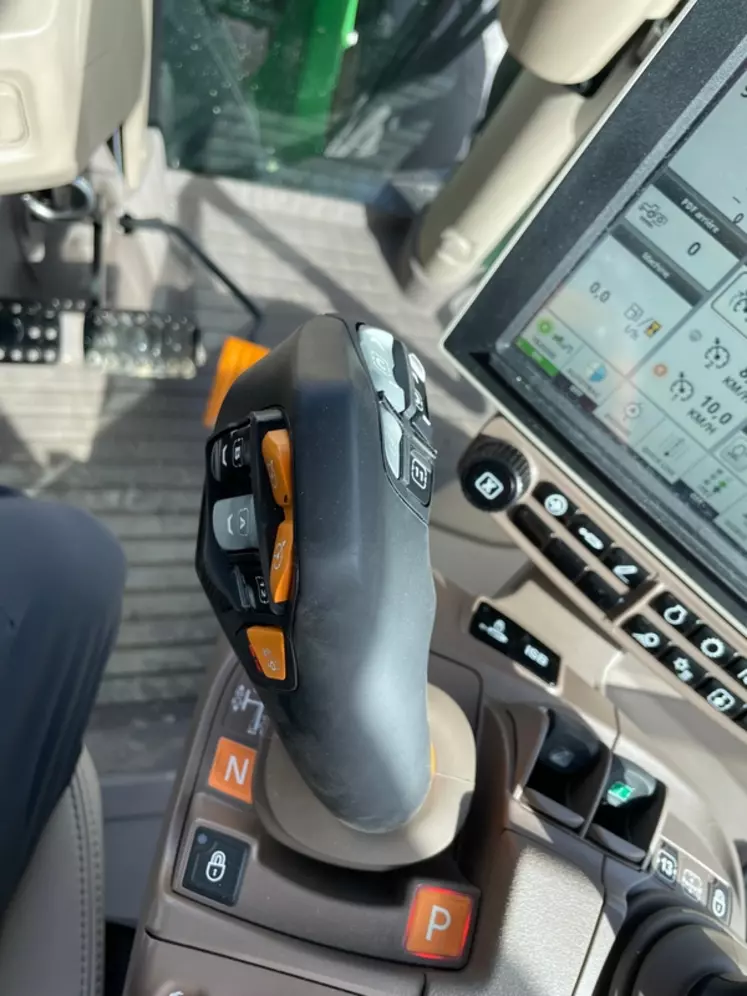 Le joystick CommandPro du tracteur John Deere 6R 150 offre une ergonomie remarquable. 