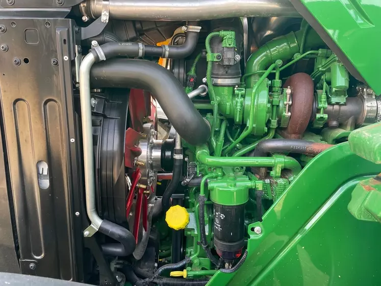 Le tracteur John Deere 6R 150 peut être équipé d’un ventilateur à pales orientables.