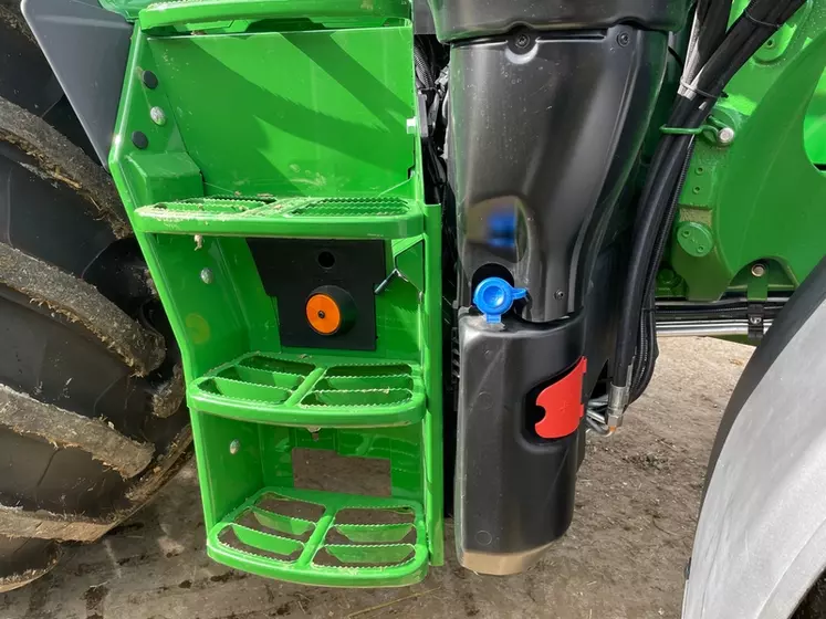 La batterie du tracteur John Deere 6R 150 ne peut être changée qu'en démontant le marchepied. On accèdent à une borne ou aux cosses par une trappe. 