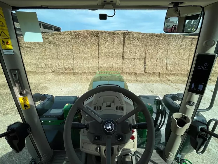 La visibilité de la cabine du tracteur John Deere 6R 150 est meilleure sans le chargeur, même si le capot est assez long. 
