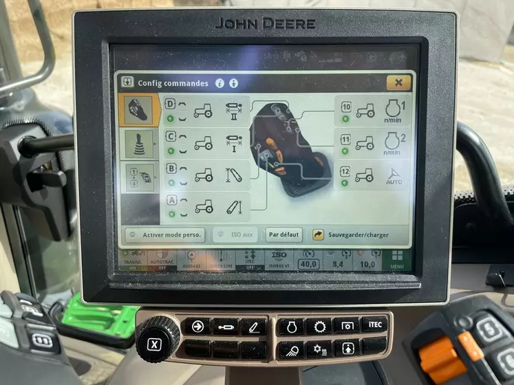 Le tracteur John Deere 6R 150 est équipé en option du joystick CommandPro, dont les commandes sont configurables depuis le terminal. 