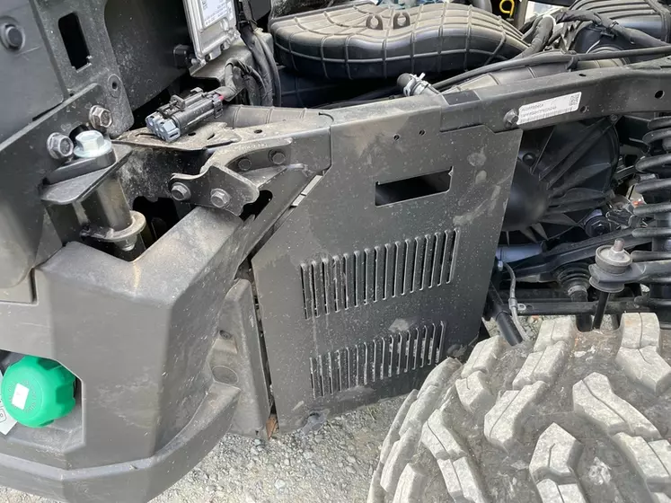Le filtre à air moteur du SSV Polaris Ranger diesel est protégé par une grille amovible.