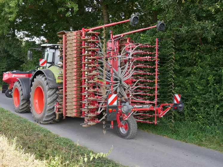 La herse rotative repliable Rotago 4000 F de Kverneland est disponible avec une roue de transport pour soulager le relevage et limiter la charge sur le pont arrière du tracteur.