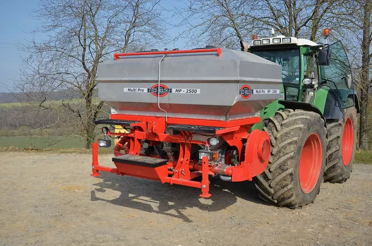 La trémie frontale pressurisée Eco-Mulch Multi-Pro peut piloter différents produits en même temps que plusieurs tronçons.