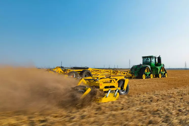 Déchaumeur Bednar Swifterdisc XE 18400 Mega attelé à un tracteur John Deere 9RX 640 pour le record du monde de déchaumage 2023