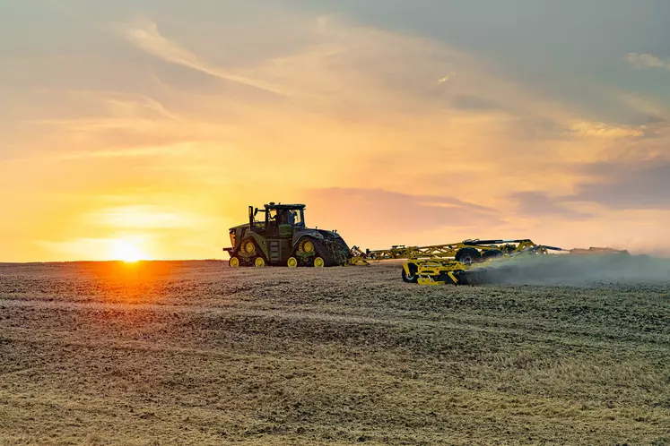 Déchaumeur Bednar Swifterdisc XE 18400 Mega attelé à un tracteur John Deere 9RX 640 pour le record du monde de déchaumage 2023