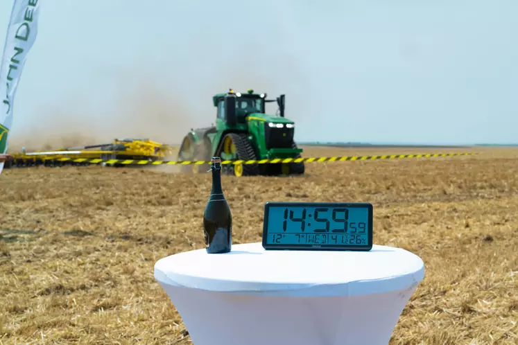 Déchaumeur Bednar Swifterdisc XE 18400 Mega attelé à un tracteur John Deere 9RX 640 pour le record du monde de déchaumage 2023