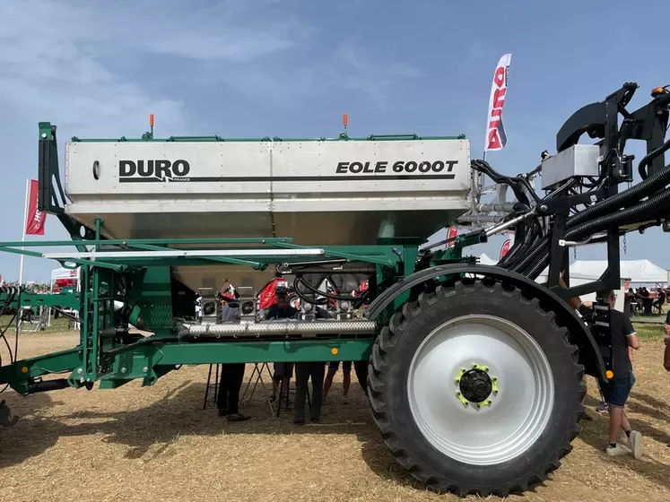 Le distributeur d’engrais traîné Eole 6000T de Duro-France dispose d'un relevage arrière 4 points pouvant accueillir une rampe de semis, un strip-tiller ou une bineuse ...