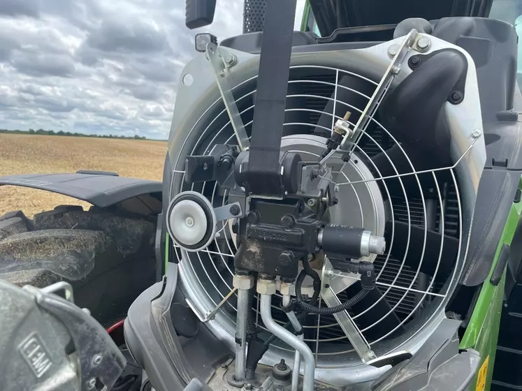Le tracteur Fendt 728 Vario Gen7 utilise un système de refroidissement avec un ventilateur qui souffle à l'avant des radiateurs.