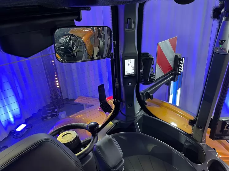 La cabine des tracteurs Valtra S6 peut être équipée en option d'un poste inversé.