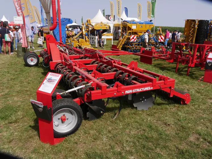 Le déchaumeur Disc Agriflex combine des dents aux disques pour un profil de scalpage plan.