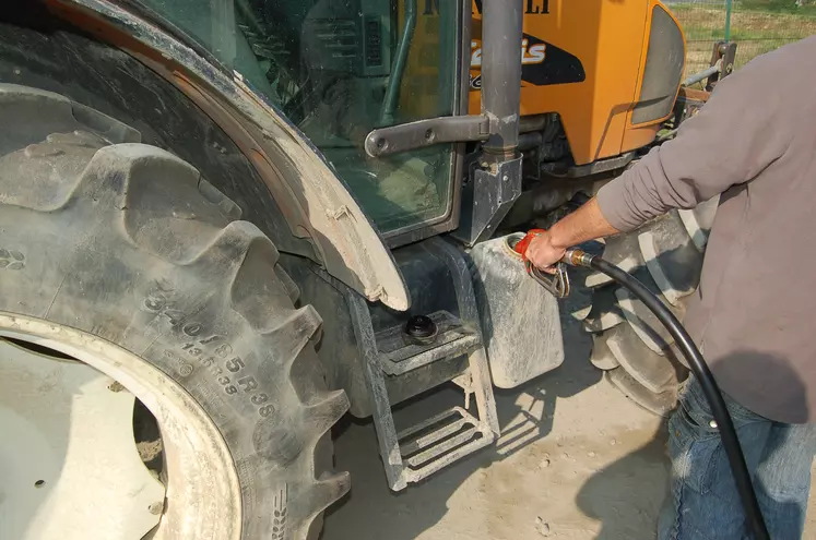 Agriculteur remplissant le réservoir de GNR de son tracteur