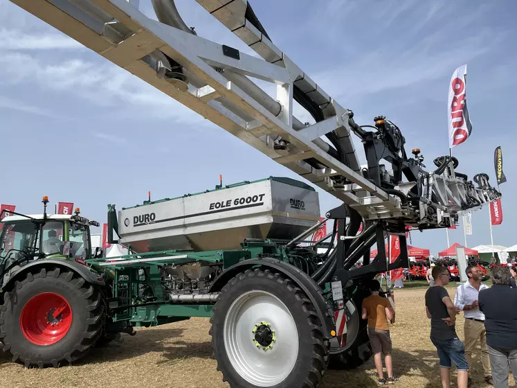 Duro-France crée la surprise avec sa gamme d'épandeurs pneumatiques traînés.