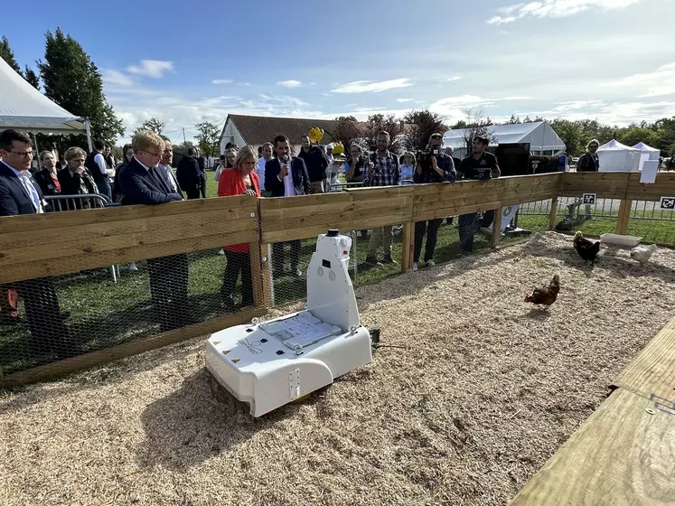 Marc Fesneau en train de regarder un robot agricole en fonctionnement le 22 septembre à Montoldre, dans l'Allier.