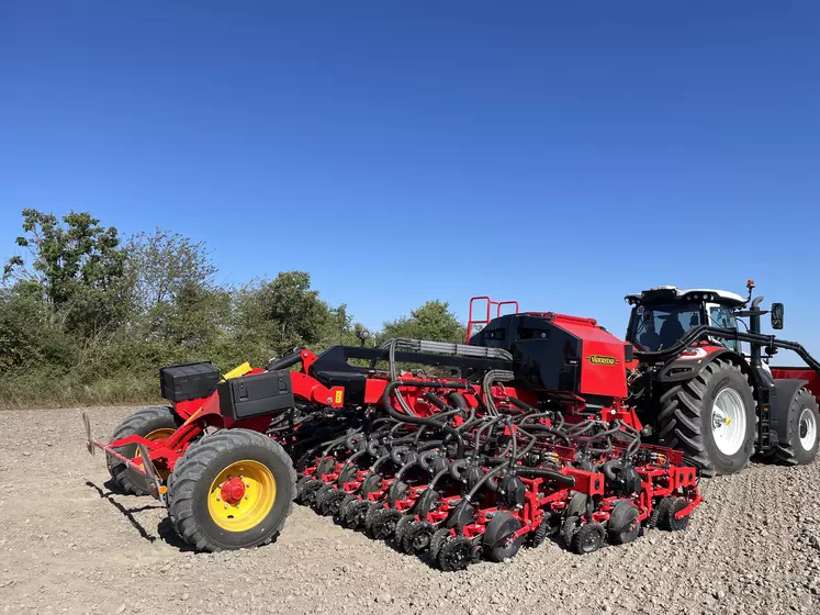 Semoir monograine Proceed de Väderstad avec tracteur agricole Steyr