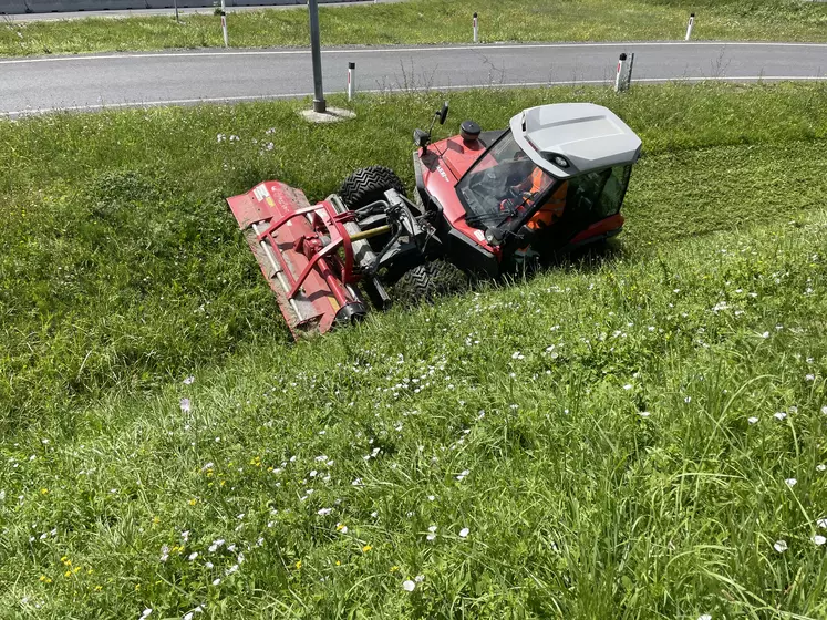 Tehnos propose une large gamme de broyeurs pour l'entretien du réseau routier.