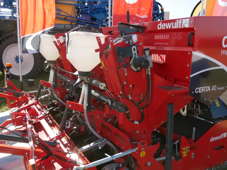 Afin de rapprocher la partie planteuse le plus possible du tracteur, la position de la trémie et celle des chaînes à godets ont été inversées. Aussi, les tubercules arrivent à l'approche du sol avec de la vitesse (due à la vitesse du tracteur et celle liée à l'orientation désormais vers l'avant des canaux de plantation. Pour cette raison, un déflecteur prend place en bas de chaque canal : la pomme de terre est ainsi déposée avec une vitesse nulle par rapport au sol.   