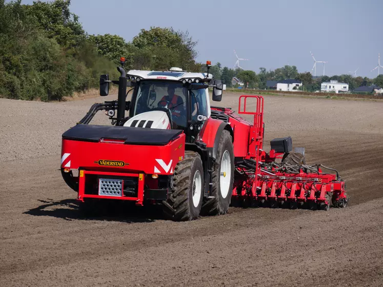 Semoir monograine Proceed de Väderstad avec tracteur agricole Steyr