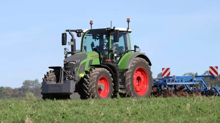 Tracteur agricole Fendt 600 Vario au champ avec outil de travail du sol Lemken