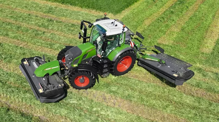 Tracteur agricole Fendt 600 Vario au champ avec faucheuse frontale et groupe de fauche arrière Fendt