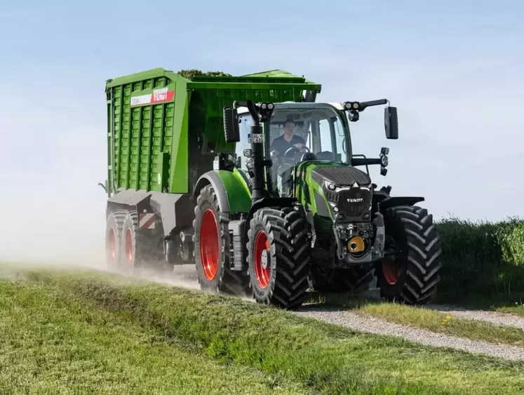 Tracteur agricole Fendt 600 Vario au champ avec remorque autochargeuse Fendt