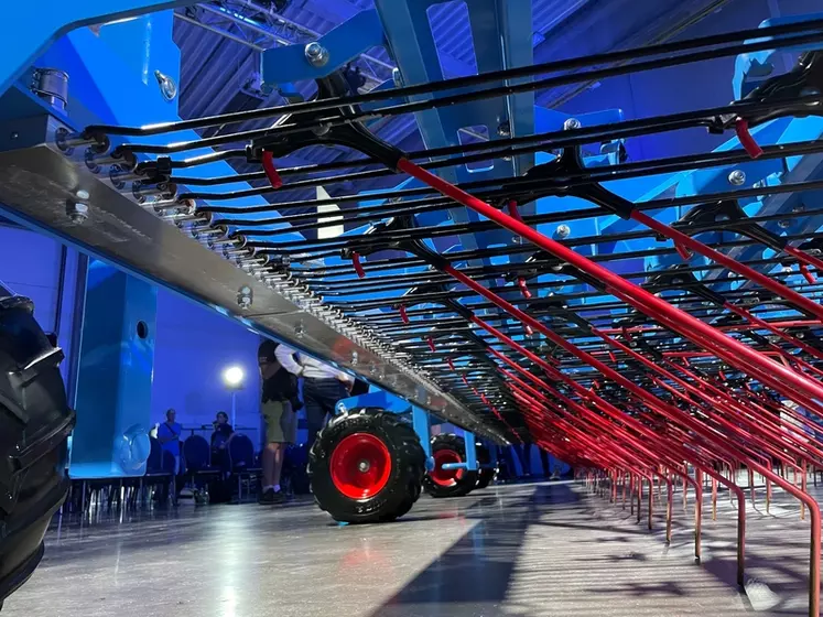 La herse étrille Thulit de Lemken dispose de dents reliées individuellement à des micro-vérins qui ajustent leur pression et assure aussi leur relevage.