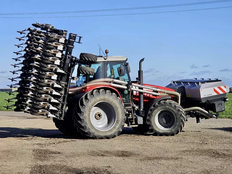 Le semoir direct M:DSX d'Horizon Agriculture se combine à une trémie frontale, comme la FT 2200.