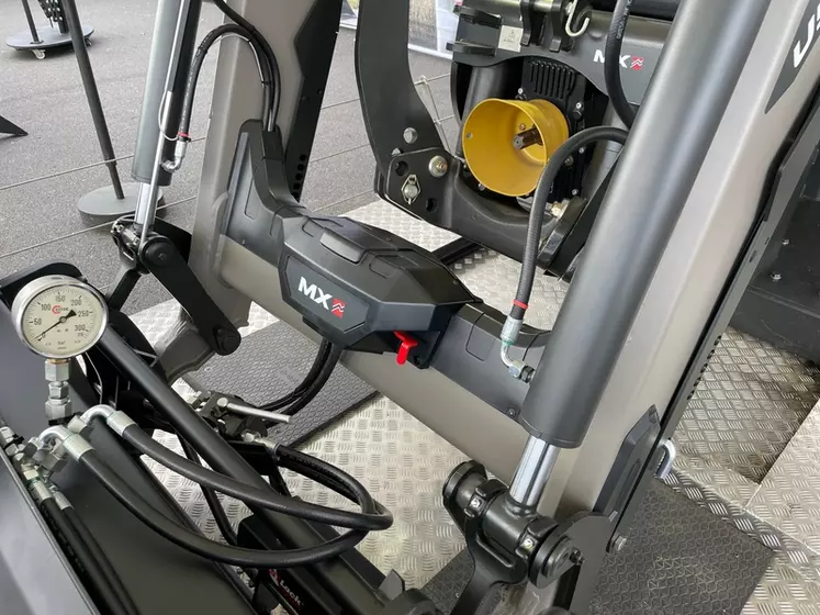 Les chargeurs frontaux MX de la série U500 reçoivent en option, sur la traverse, une commande de décompression hydraulique pour faciliter le raccordement des flexibles des ...