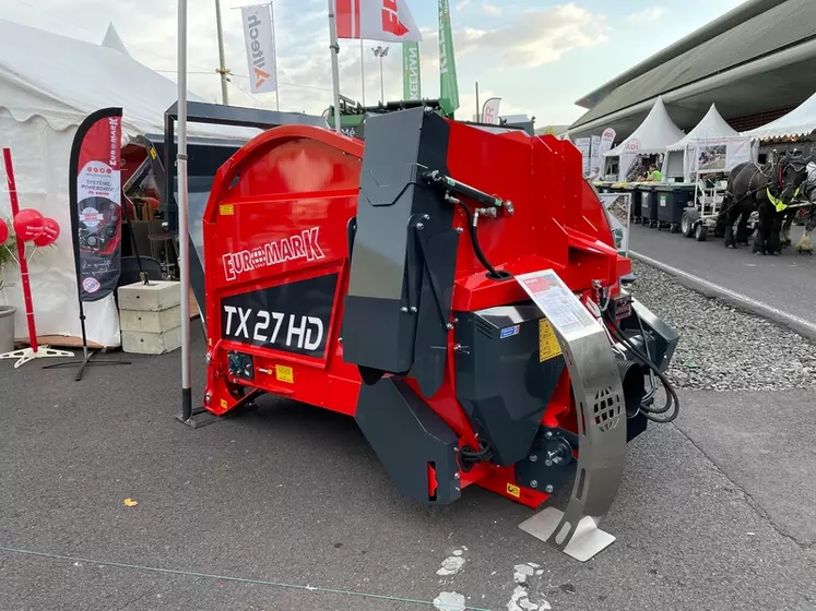 Avec la goulotte latérale, la pailleuse TX27HD d'Euromark projette la paille à 24 mètres. 