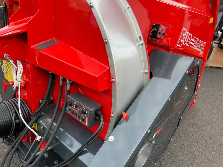 Les fonctions de la pailleuse Euromark TX27HD se contrôlent à l'aide d'un boîtier électrique. 
