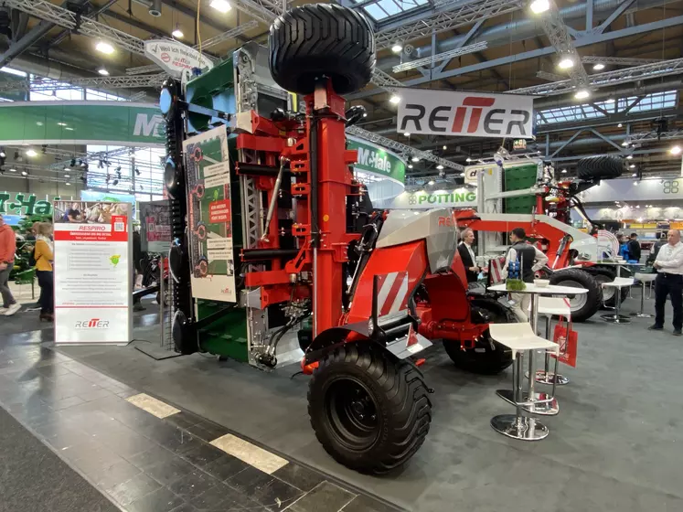 L'andaineur à tapis Reiter Respiro R8 Compact au salon Agritechnica 2023