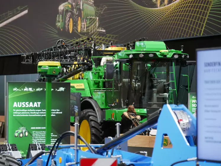 John Deere présente sur son stand un automoteur Mazzotti à ses couleurs. 